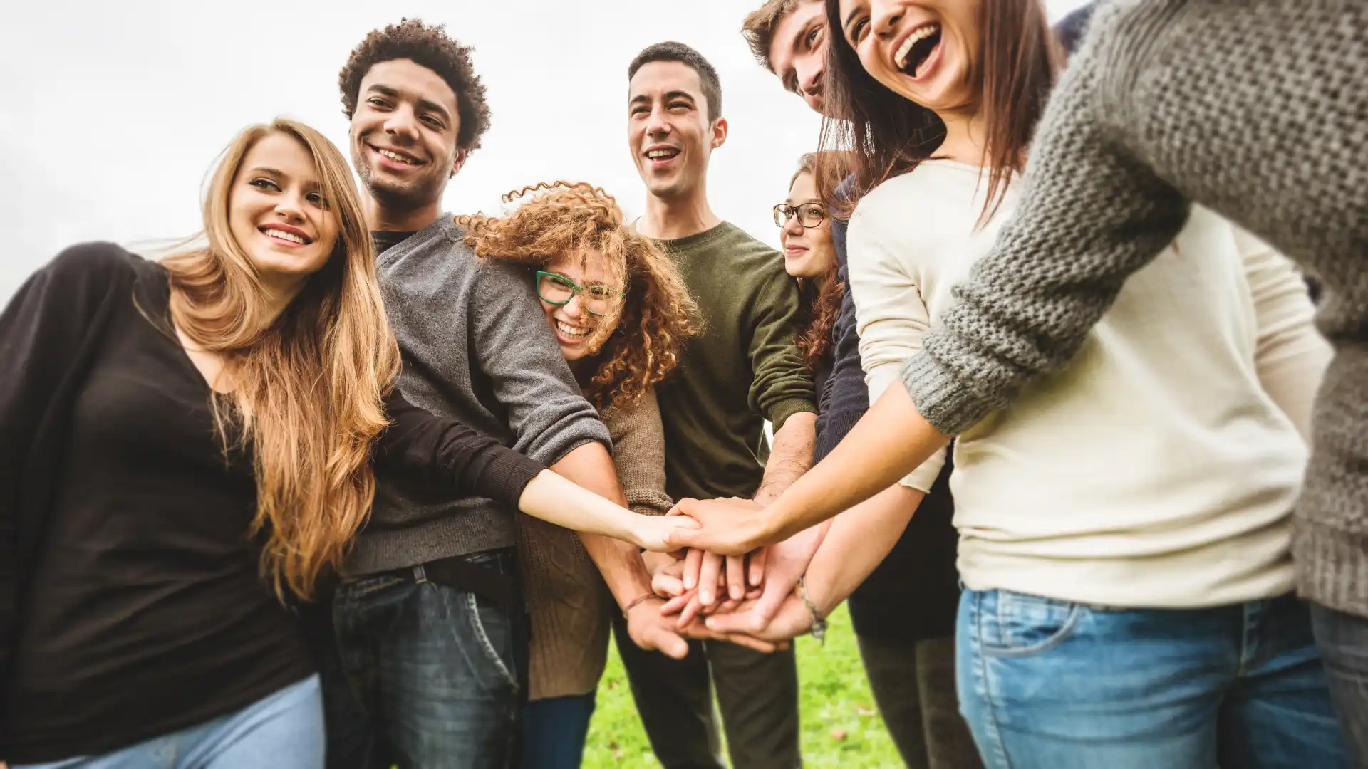 Betreutes Wohnen Kinder, die sich die Hände geben und eine zusammenhaltende Gruppe darstellen